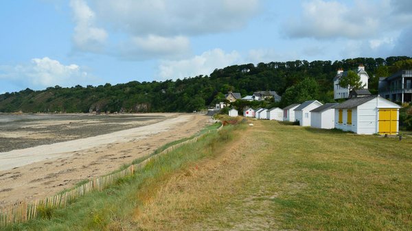 Discover the Best UK Cruises for Unveiling Historic Lighthouses Along the Coastline